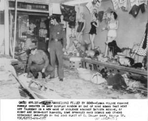 Augusto 10,1957, foto de una de nueve bombas, tienda El Collar, calle Aguila.