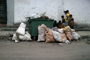 Niños cubanos buscan en la basura_foto tomada de internet