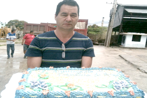Ángel Santiesteban con su cake_foto cortesía de la autora