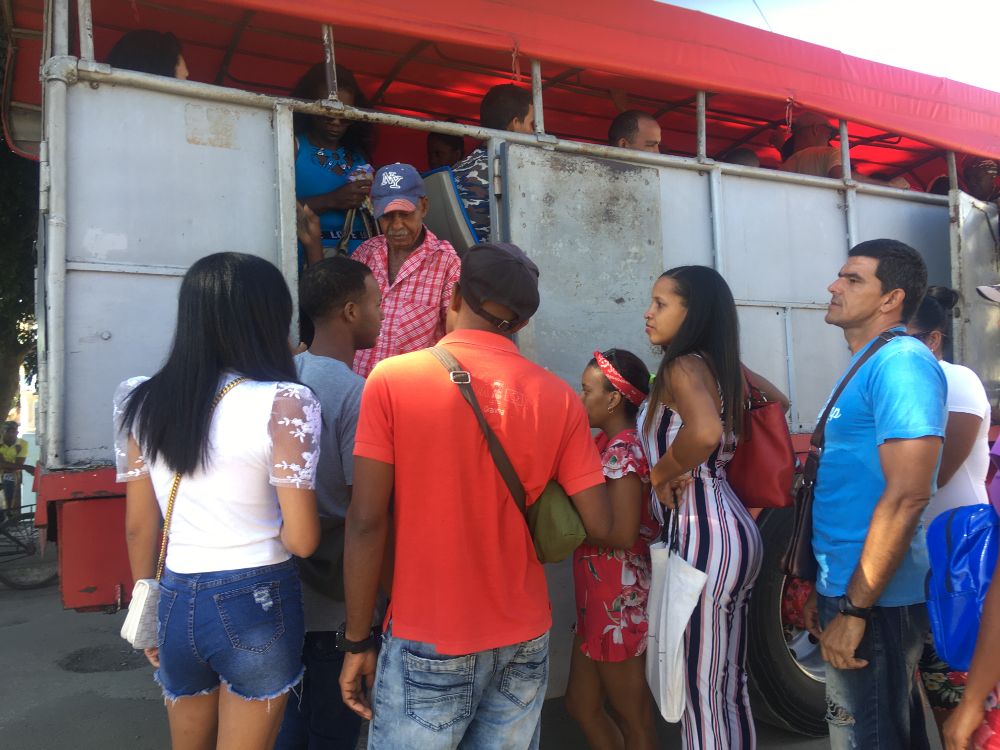 Pasajeros intentan subir a un camión que cubre la ruta La Maya-Santiago de Cuba, esta semana 