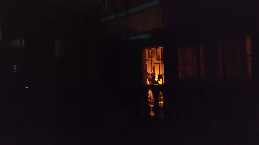 A la luz de un quinqué, durante un apagón en la ciudad de Holguín