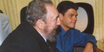 Fidel Antonio, al fondo, junto a su abuelo, Fidel Castro