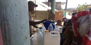 Cola para comprar guarapo en Songo La Maya