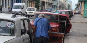 Autos en una cola para comprar combustible, en La Habana