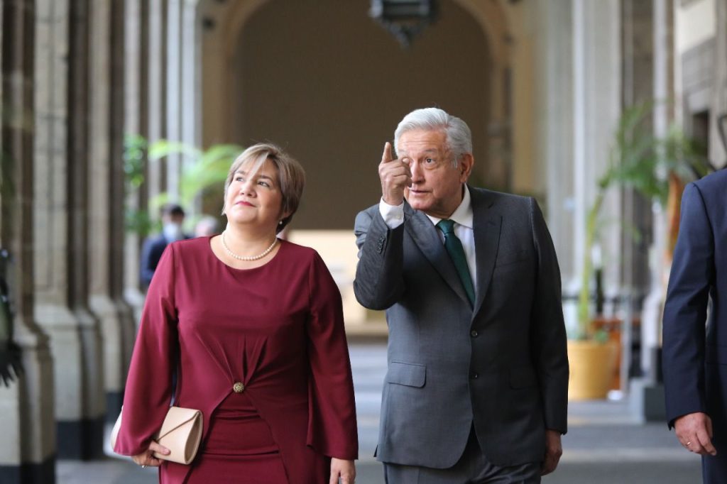 Lis Cuesta y el presidente mexicano, Andrés Manuel López Obrador, en septiembre de 2021 